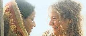 Dein Bauch – mein Kind. Shanti (Tillotama Shome, links) und Nina (Julia Jentsch) freuen sich über Shantis geglückte Befruchtung. 