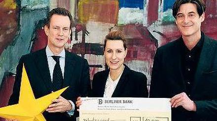 Geholfen. Zu den Spendern gehörte die Berliner Bank, deren Chefin Stefanie Salata einen Scheck an Tagesspiegel-Geschäftsführer Florian Kranefuß (l.) und Chefredakteur Lorenz Maroldt übergab.