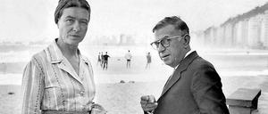 Wo steht die Frau in der Gesellschaft? Simone de Beauvoir (hier mit Jean-Paul Sartre an der Copacabana) machte diese Frage zum Kern ihrer Arbeit. 1970 schrieb sie "Das Alter", heute ein Klassiker.