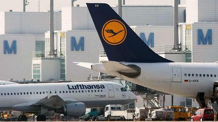 Maschinen der Lufthansa sollen am Dienstag am Boden bleiben.