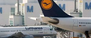 Maschinen der Lufthansa sollen am Dienstag am Boden bleiben.
