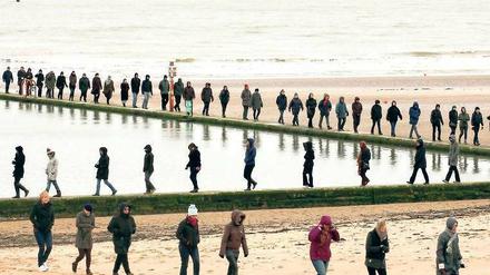 Walking East – Walking West. Der britische Landart-Künstler Hamish Fulton inszenierte 2010 eine „Wanderung“ im südenglischen Margate (unser Foto). Am 21. September plant er eine ähnliche Aktion mit 800 Teilnehmern auf der Straße des 17. Juni in Berlin. Je 400 Personen spazieren gen Ost beziehungsweise gen West, bis sie sich treffen. Anmeldungen: www.adk.de/hamishfulton/ 