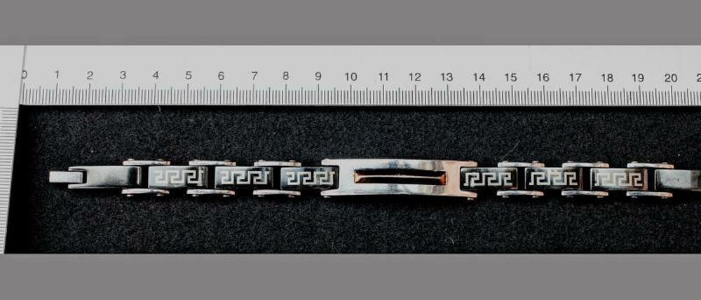 Das Armband des Täters.