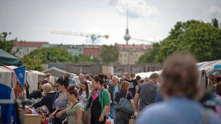 Der Flohmarkt im Mauerpark lockt jeden Sonntag zehntausende Besucher an.