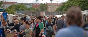 Der Flohmarkt im Mauerpark lockt jeden Sonntag zehntausende Besucher an. 