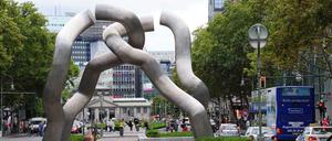 Die Skulptur „Berlin“ von Brigitte und Martin Matschinsky-Denninghoff steht seit 1987 an der Tauentzienstraße. Sie symbolisierte damals die Teilung der Stadt.