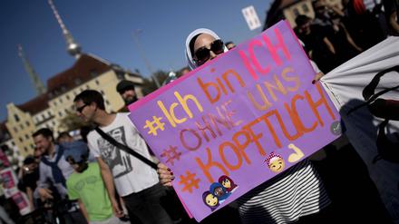 Auf einer Demonstration in Berlin hält eine Demonstrantin ein Plakat mit der Aufschrift „Ich bin ich“.  Foto: imago/IPON