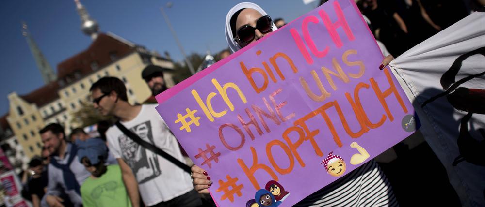 Auf einer Demonstration in Berlin hält eine Demonstrantin ein Plakat mit der Aufschrift „Ich bin ich“. Foto: imago/IPON