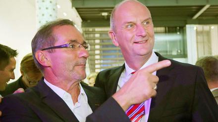 Der Ex und sein Nachfolger: Matthias Platzeck und Dietmar Woidke feiern Wahlsieg der SPD in Brandenburg.