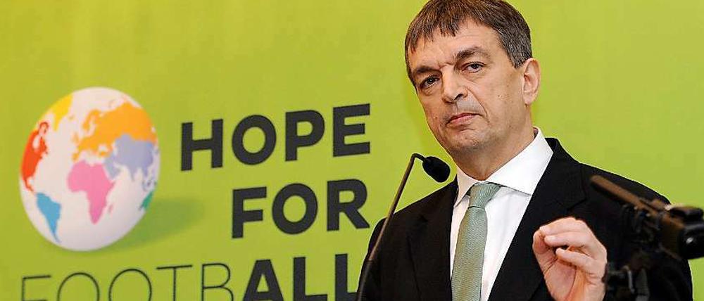 Jerome Champagne will mit Sepp Blatter um das Fifa-Präsidenten-Amt konkurrieren.