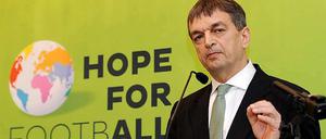 Jerome Champagne will mit Sepp Blatter um das Fifa-Präsidenten-Amt konkurrieren.