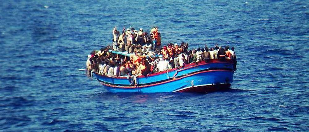 Immer wieder sinken Boote mit Flüchtlingen an Bord im Mittelmeer.