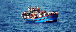 Immer wieder sinken Boote mit Flüchtlingen an Bord im Mittelmeer. 