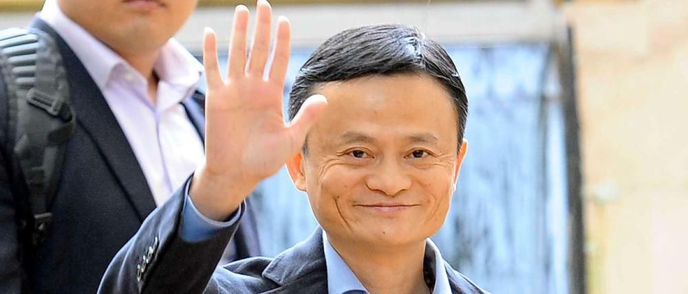 Alibaba wurde 1999 vom einstigen Englischlehrer Jack Ma gegründet. Oft wird Alibaba als die chinesische Version von Amazon und Ebay beschrieben, weil es Funktionen beider Anbieter vereint. Alibaba betreibt unter anderemdie beliebteste chinesische Plattform für Onlinehandel, Taobao. Die Plattform hat 500 Millionen Nutzer.