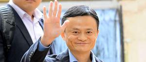 Alibaba wurde 1999 vom einstigen Englischlehrer Jack Ma gegründet. Oft wird Alibaba als die chinesische Version von Amazon und Ebay beschrieben, weil es Funktionen beider Anbieter vereint. Alibaba betreibt unter anderemdie beliebteste chinesische Plattform für Onlinehandel, Taobao. Die Plattform hat 500 Millionen Nutzer.