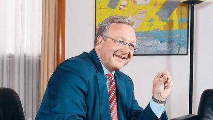 Frank Henkel, 50, ist seit zweieinhalb Jahren Bürgermeister und Innensenator. In der rot-schwarzen Koalition hatte es immer wieder Streit gegeben, nun ist sie vom Rücktritt des Regierenden Bürgermeisters Klaus Wowereit erschüttert worden. Henkel, der in Ost-Berlin geboren wurde und dessen Familie 1988 nach West-Berlin übersiedelte, ist seit 2008 Vorsitzender der Berliner CDU.
