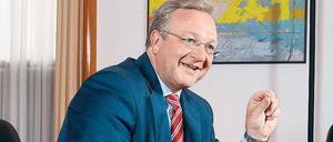 Frank Henkel, 50, ist seit zweieinhalb Jahren Bürgermeister und Innensenator. In der rot-schwarzen Koalition hatte es immer wieder Streit gegeben, nun ist sie vom Rücktritt des Regierenden Bürgermeisters Klaus Wowereit erschüttert worden. Henkel, der in Ost-Berlin geboren wurde und dessen Familie 1988 nach West-Berlin übersiedelte, ist seit 2008 Vorsitzender der Berliner CDU.
