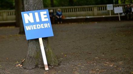 Nie wieder! steht auf einem Schild, das offenbar ein Teilnehmer der Demonstration vor dem Brandenburger Tor nicht mehr mitgenommen hat. 