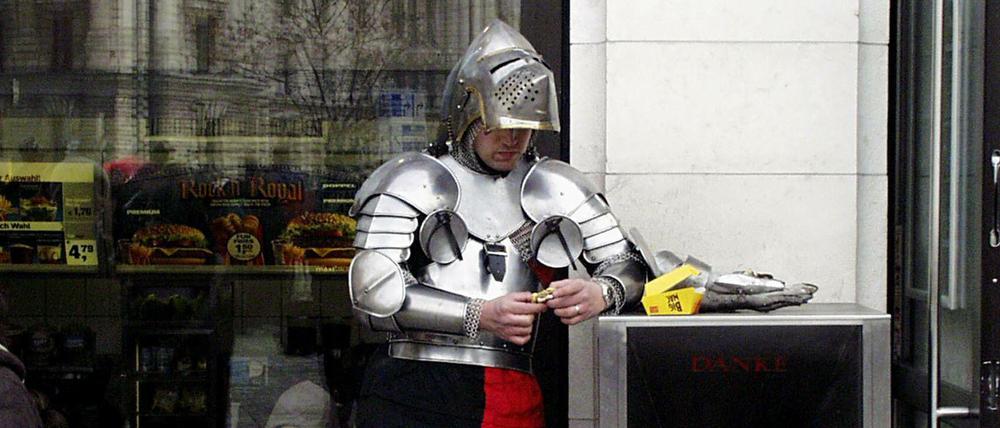 Gähn. Total normal, dass da jetzt einer im Ritterkostüm rumläuft. Kennt man ja, ist halt Berlin. (Im Fall dieses Fotos ist es Karneval in München, aber man kennt's ja trotzdem.)