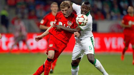 Guck besser nicht hin, wird heute nichts mit dem Sieg. Bremens Assani Lukimya (rechts) hält Leverkusens Stefan Kiessling die Augen zu.