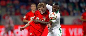 Guck besser nicht hin, wird heute nichts mit dem Sieg. Bremens Assani Lukimya (rechts) hält Leverkusens Stefan Kiessling die Augen zu.