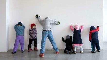 Kinderspiel. Iris Kettners Re-Inszenierung des berühmten Nacktfotos der Kommune 1 trägt den Titel "Gang #2". Sie besteht aus Kleidung, Schuhen, Textilien, Watte, Holz und Klebeband. Zu sehen im Haus am Lützowplatz.