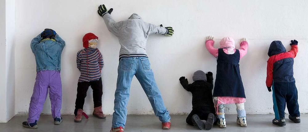 Kinderspiel. Iris Kettners Re-Inszenierung des berühmten Nacktfotos der Kommune 1 trägt den Titel "Gang #2". Sie besteht aus Kleidung, Schuhen, Textilien, Watte, Holz und Klebeband. Zu sehen im Haus am Lützowplatz.