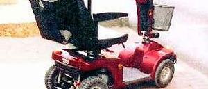 Wer kennt den Halter dieses Rollstuhls?