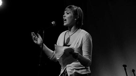 Mit dem Text "Müllschlucker" gewann Fee bei den letzten U20-Poetry-Slam-Meisterschaften.