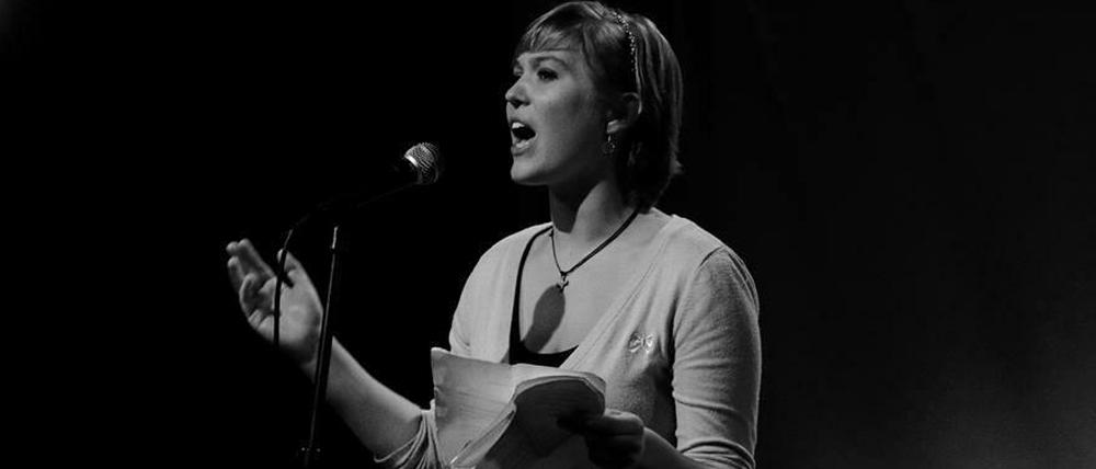 Mit dem Text "Müllschlucker" gewann Fee bei den letzten U20-Poetry-Slam-Meisterschaften.