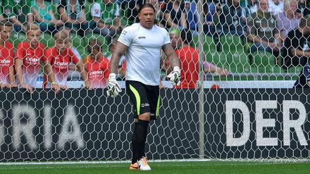 Ob sich Undertaker schon fürchtet? Tim Wiese beim Abschiedsspiel von Ailton.