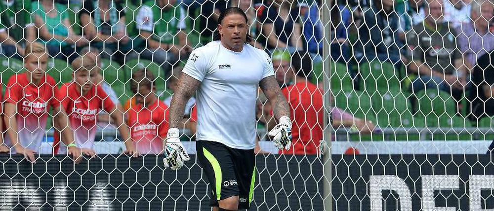 Ob sich Undertaker schon fürchtet? Tim Wiese beim Abschiedsspiel von Ailton.