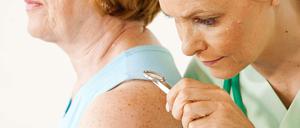 Krankenkassen bezahlen die Hautkrebs-Früherkennungsuntersuchung.