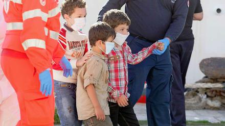 Gerettete Flüchtlinge bei der Ankunft in Italien.