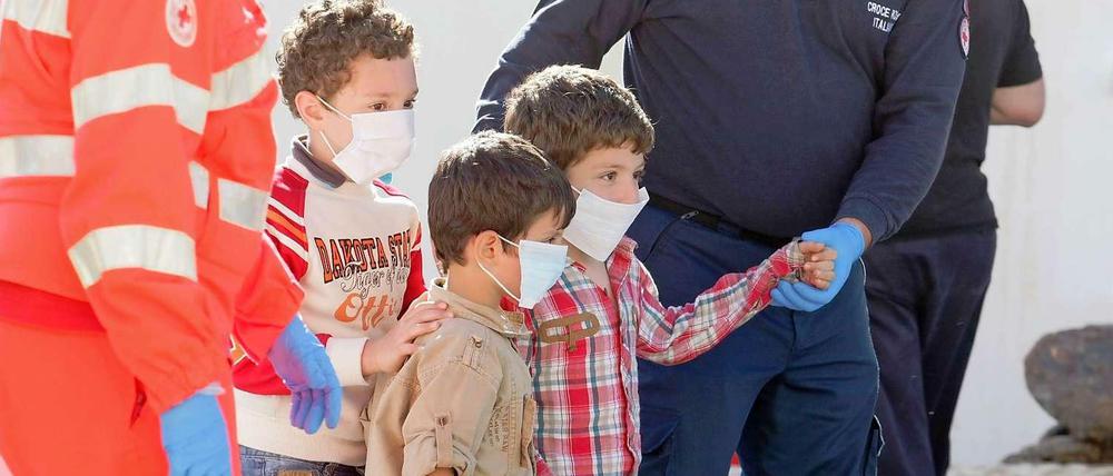 Gerettete Flüchtlinge bei der Ankunft in Italien.
