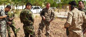 Ein Bundeswehrsoldat erklärt den Einsatz von Metallsuchgeräten.