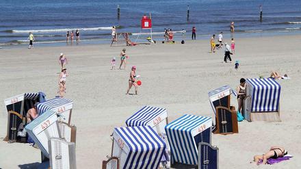 Was für ein Sommer. Badende am Strand von Norderney.