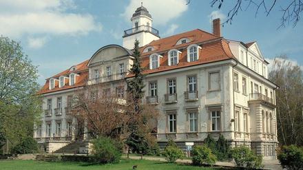 Familiensitz. Schloss Genshagen wurde 1880 am Berliner Stadtrand erbaut. 1945 wurde die Familie vertrieben. Heute gehört das Anwesen dem Staat.