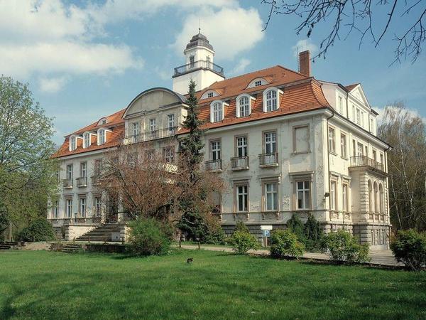 Familiensitz. Schloss Genshagen wurde 1880 am Berliner Stadtrand erbaut. 1945 wurde die Familie vertrieben. Heute gehört das Anwesen dem Staat.