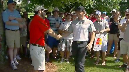 Erst ein Handshake, dann ein neuer Ball: Rory McIlroy und der Zuschauer, in dessen Hosentasche McIlroys Abschlag landete.