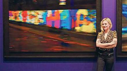 Steht ihre Frau. Eva Hassmann, 41, aus Charlottenburg-Wilmersdorf, vor einem ihrer Bilder in der Galerie auf Bötzow Berlin. Die Werke kann man da auf Anfrage kaufen. Mit Kunstliebhabern trifft sie sich gern im Raue-Restaurant „La Soupe Populaire“ und in der Bar „Le Croco Bleu“ auf Bötzow. Architekt David Chipperfield gestaltet das Areal für Hans Georg Näder von Ottobock um.