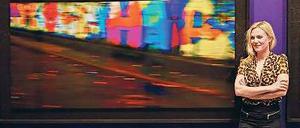 Steht ihre Frau. Eva Hassmann, 41, aus Charlottenburg-Wilmersdorf, vor einem ihrer Bilder in der Galerie auf Bötzow Berlin. Die Werke kann man da auf Anfrage kaufen. Mit Kunstliebhabern trifft sie sich gern im Raue-Restaurant „La Soupe Populaire“ und in der Bar „Le Croco Bleu“ auf Bötzow. Architekt David Chipperfield gestaltet das Areal für Hans Georg Näder von Ottobock um.