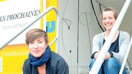 Halt doch mal. Künstlerin Elisa Daubner (rechts) durfte ihre Installation für einen Tag im „Art Truck“ zeigen. Veranstalterin Bettina Springer führt das Kunstauktionshaus „Les Prochaines“ – und will Hemmungen abbauen.