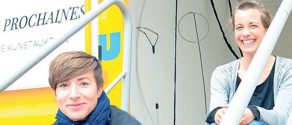 Halt doch mal. Künstlerin Elisa Daubner (rechts) durfte ihre Installation für einen Tag im „Art Truck“ zeigen. Veranstalterin Bettina Springer führt das Kunstauktionshaus „Les Prochaines“ – und will Hemmungen abbauen.