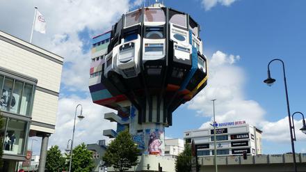 Der Bierpinsel an der Schlossstraße, errichtet in den 70ern, heute knallbunt.