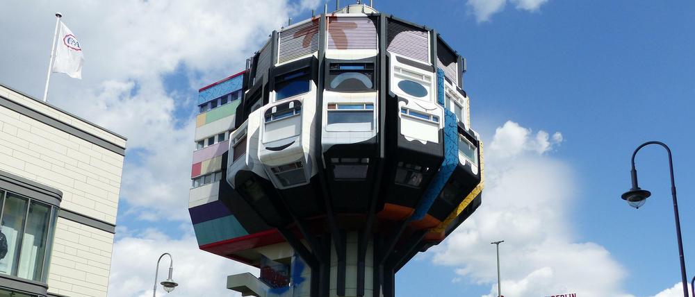 Der Bierpinsel an der Schlossstraße, errichtet in den 70ern, heute knallbunt.