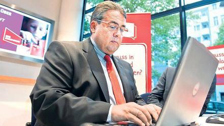 Eher Internet- als Energieminister. Sigmar Gabriel – hier bei einem Live-Chat im Willy-Brandt-Haus – zeigt derzeit überall Präsenz, wo es um Netzthemen geht. So kam er auch Dienstagabend zur Vorstellung des Buchs „Silicon Valley“ von Christoph Keese, das vom Epizentrum der amerikanischen IT-Industrie handelt. Foto: Robert Schlesinger/dpa