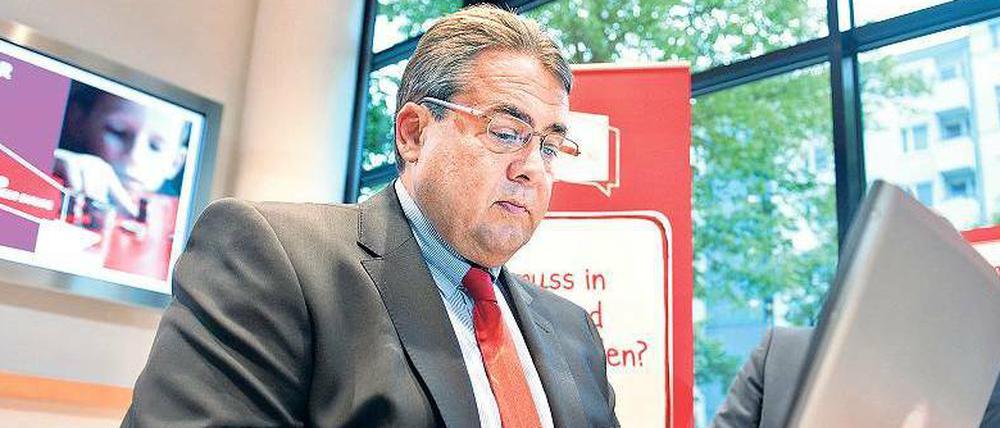 Eher Internet- als Energieminister. Sigmar Gabriel – hier bei einem Live-Chat im Willy-Brandt-Haus – zeigt derzeit überall Präsenz, wo es um Netzthemen geht. So kam er auch Dienstagabend zur Vorstellung des Buchs „Silicon Valley“ von Christoph Keese, das vom Epizentrum der amerikanischen IT-Industrie handelt. Foto: Robert Schlesinger/dpa
