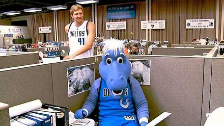 Dirk Nowitzki in der Mavericks-Geschäftsstelle.