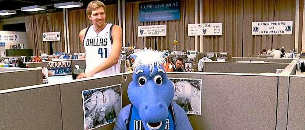 Dirk Nowitzki in der Mavericks-Geschäftsstelle.